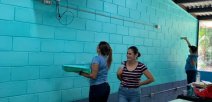 Directoras pintan pared