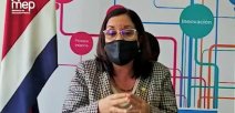 Imagen muestra a Ministra de Educación dando mensaje de la educación combinada