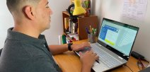 Foto muestra a docente utilizando la herramienta de evaluación