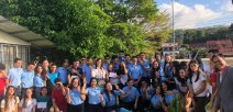 Estudiantes del nuevo colegio y líderes ducativos