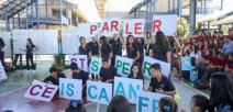 Imagen muestra a estudiantes demostrando habilidades lingúisticas