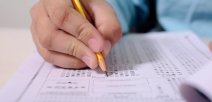 Persona realizando una prueba escolar