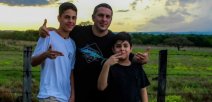 Hermanos retahíleros junto a su padre