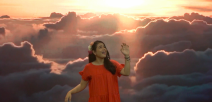 Cantautora: Massiel Rodríguez, cantando y con un fondo de un cielo con sol