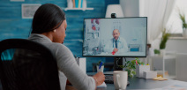 Paciente es atendido por doctor vía virtual
