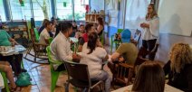 Docentes de inglés recibiendo becas