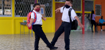 imagen muestra niños saludándose en pandemia