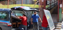 Imagen muestra entrega de implementos tecnológicos a escuela 