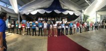 Fotografía muestra estudiantes en la pasada inauguración del Colegio de San Vito