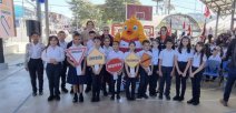 La Ministra de Educación con estudiantes de la Escuela León Cortés Castro
