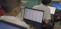 Estudiantes usando aceleradores 