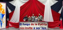 decoración de lujo, de blanco, azul y rojo, embellece al Liceo de Río Frío 