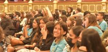 ESTUDIANTES EN LAS BUTACAS DEL TEATRO NACIONAL DE COSTA RICA