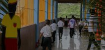 Niñas y niños disfrutan de caminar en la nueva escuela 