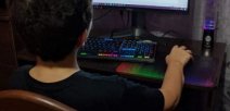 Estudiante realiza tareas en la computadora 