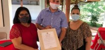 Foto muestra personal del colegio con el galardón en las manos