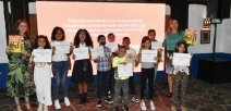 Presentan libro elaborado con cuentos hechos por estudiantes de primaria 