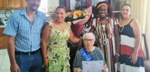 Estudiante de 99 años recibe su título de persona alfabetizada 
