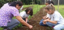 Estudiantes construyen su aprendizaje a través de la naturaleza 
