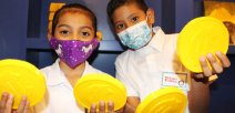 Estudiantes juegan y aprenden con monedas