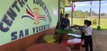 Estudiantes de escuelas reciben implementos deportivos