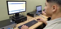 estudiante utiliza computadora en su colegio