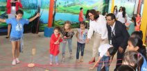 Guiselle Cruz, Ministra de Educación; y niños del centro educativo