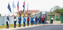 Estudiantes hacen fila para lavado de manos.