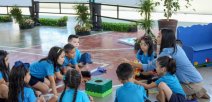Estudiantes aprendiendo inglés con su maestra