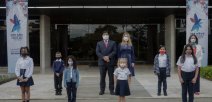 Estudiantes dan bienvenida a mes de la patria