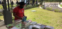 Imagen muestra los libros entregados en un liceo rural 