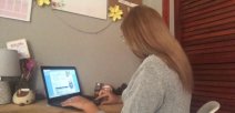 Foto muestra persona realizando proceso de matrícula digital