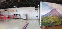 Foto muestra aula Reinventa tu clase, con equipo tecnológico e inmobiliario