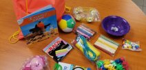 Foto muestra algunos materiales que se darán a niños y niñas de preescolar