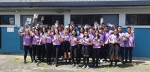 Estudiantes celebran la impresión de novelas escritas por ellos mismos