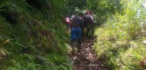 Estudiantes caminan horas para participar
