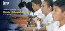 Estudiantes con objetos de laboratorio y robótica.