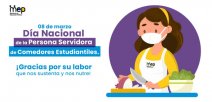 Una mujer realizando las funciones de cocinera.