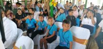 Estudiantes en la inauguración de la clase bilingue en Grano de Oro de Turrialba