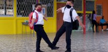 Estudiantes en clases presenciales siguen protocolos sanitarios