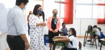 Presidente y Ministra de Educación comparten con estudiantes. Acompaña directora