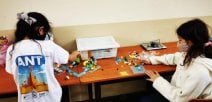 Dos niñas utilizando elementos de robótica 