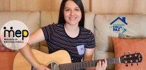 SE ILUSTRA A UNA NIÑA ADOLESCENTE TOCANDO EL INSTRUMENTO DE LA GUITARRRA 