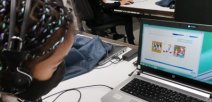 Estudiante aplicando prueba de dominio lingúistico en inglés