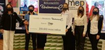 Imagen muestra entrega simbólica de mascarillas y útiles, de parte de Universal