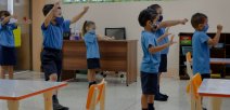 Niñas y niños celebran visita de Presidente