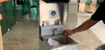 Persona muestra un lavatorio de pedal