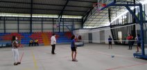 Estudiantes y Presidente comparten en el gimnasio.