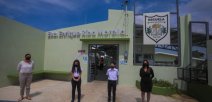 Ministra y comunidad educativa posan frente a la nueva escuela 
