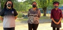 FOTO DE LA MINISTRA CON DOS ESTUDIANTES DEL CTP UPALA.
